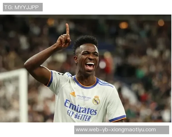 维尼修斯分享巴伊亚度假美照展现时尚魅力仿佛置身普拉达世界